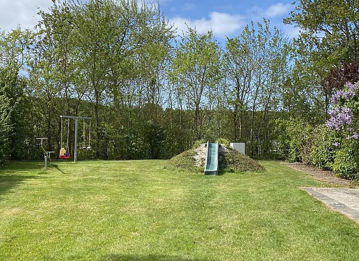 Gemuetliches Wohnzimmer von VZ111 Ferienhaus Zoutelande mit modernen Moebeln.