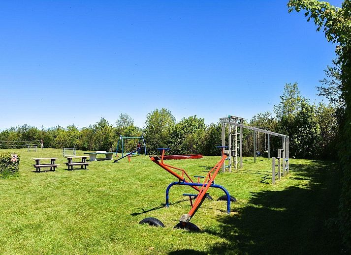 Gemuetliches Wohnzimmer von VZ111 Ferienhaus Zoutelande mit modernen Moebeln.