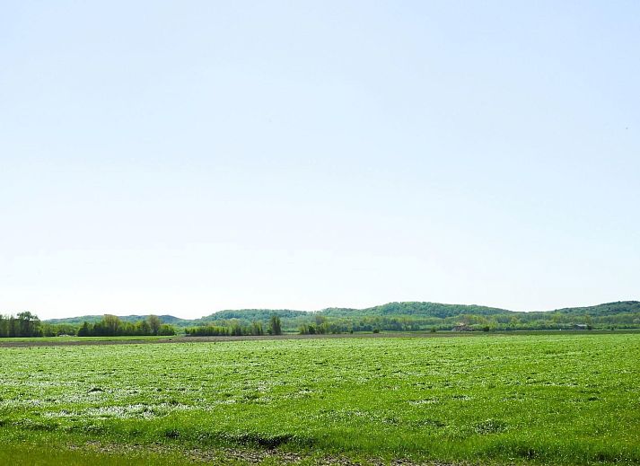 Gemuetliches Wohnzimmer von VZ111 Ferienhaus Zoutelande mit modernen Moebeln.