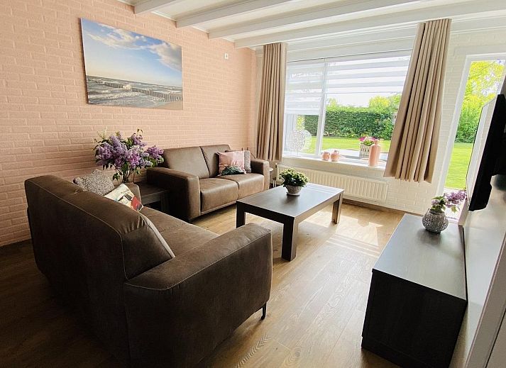 Innenraum des VZ111 Ferienhauses Zoutelande mit gemuetlicher Sitzecke.