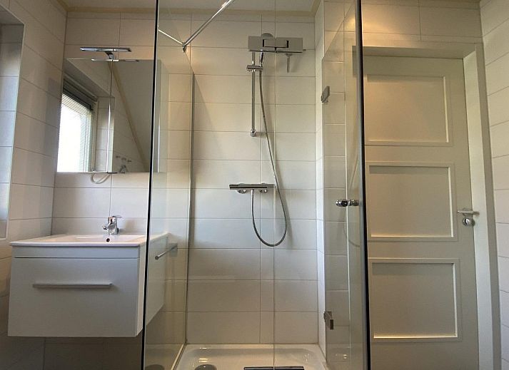 Schaduwrijke tuin van VZ964 Vrijstaande Vakantiewoning in Zoutelande, Walcheren, Zeeland.