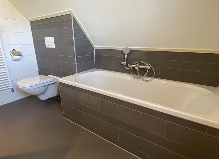 Schaduwrijke tuin van VZ964 Vrijstaande Vakantiewoning in Zoutelande, Walcheren, Zeeland.