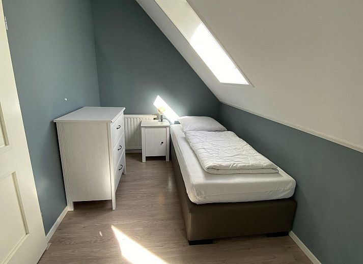 Schaduwrijke tuin van VZ964 Vrijstaande Vakantiewoning in Zoutelande, Walcheren, Zeeland.