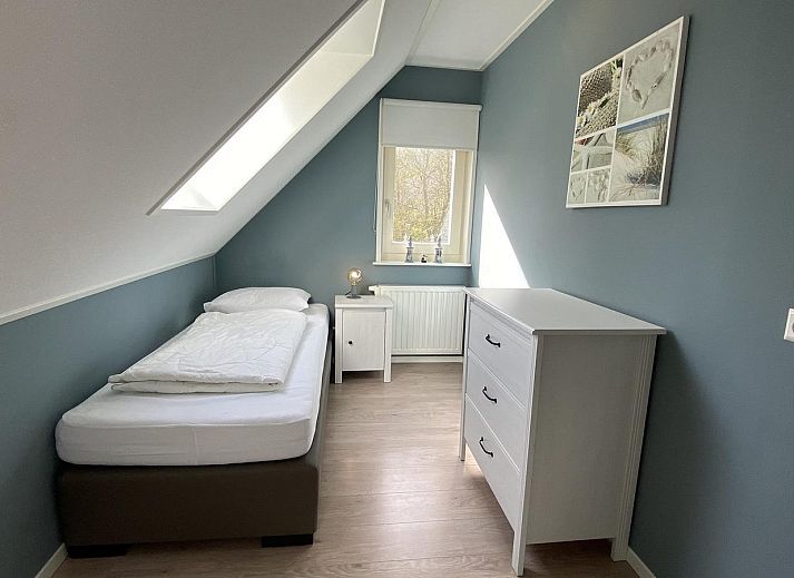 Schaduwrijke tuin van VZ964 Vrijstaande Vakantiewoning in Zoutelande, Walcheren, Zeeland.