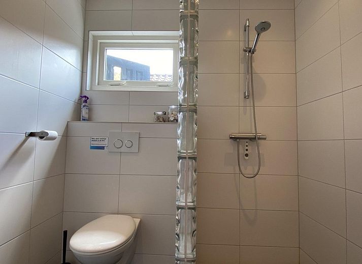 Picknicktisch auf der Terrasse der VZ238 Vakantiewoning Zoutelande in Zoutelande, Walcheren, Zeeland.