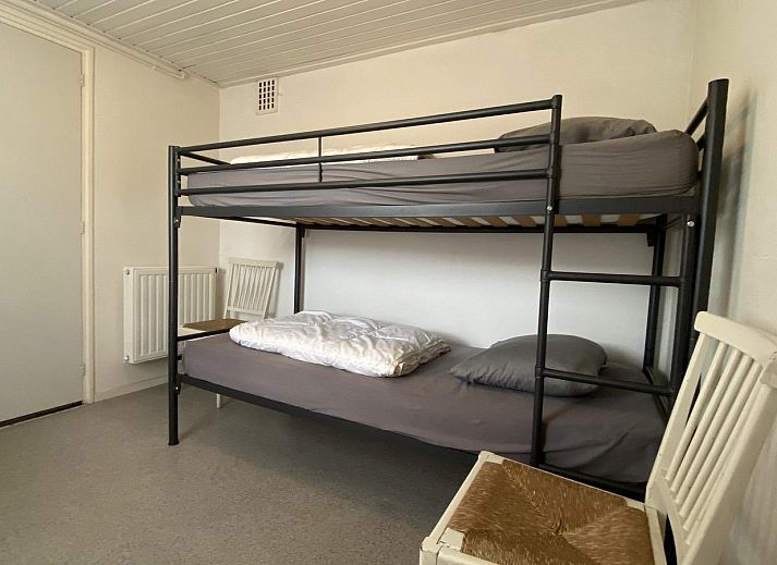 Picknicktisch auf der Terrasse der VZ238 Vakantiewoning Zoutelande in Zoutelande, Walcheren, Zeeland.