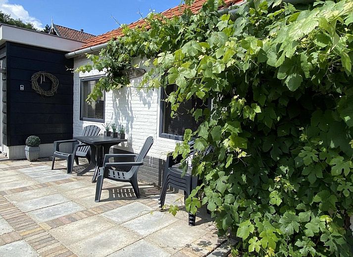 Innenbereich von VZ238 Vakantiewoning Zoutelande mit gemuetlicher Sitzecke in Zoutelande, Walcheren, Zeeland.