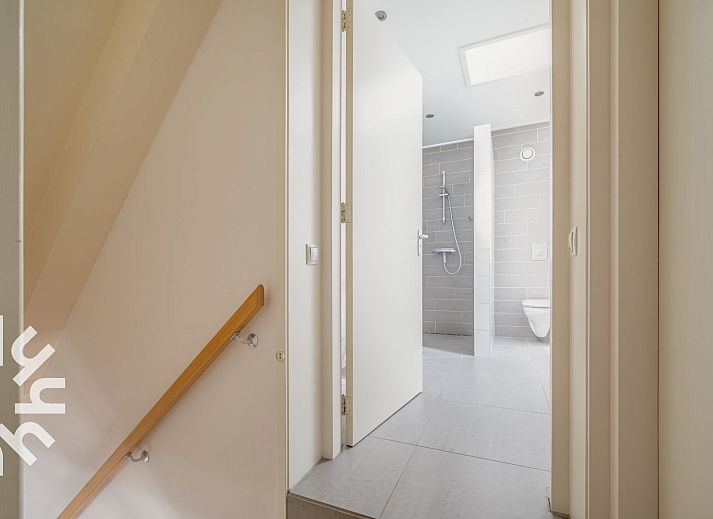 Terrasse des Ferienhauses ZE1135 in Zoutelande, Walcheren, mit bequemen Stuehlen und Tisch fuer Mahlzeiten im Freien.