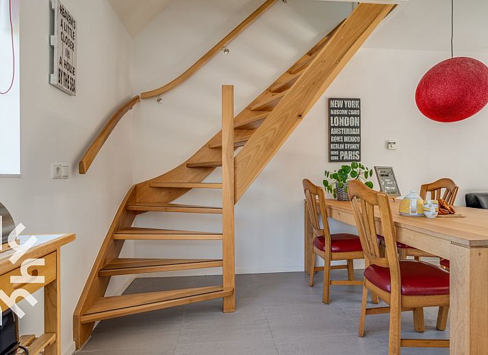 Aussenansicht des Ferienhauses ZE1135 in Zoutelande, Walcheren, mit sonniger Terrasse und gruener Umgebung.