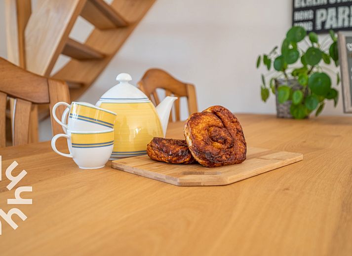 Modernes Badezimmer im Ferienhaus ZE1135 in Zoutelande, Walcheren, mit geraeumiger Dusche und Toilette.