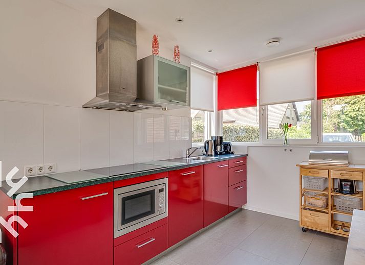 Das Schlafzimmer mit Dachfenster im Ferienhaus ZE1135, Zoutelande, Walcheren, bietet viel Tageslicht.