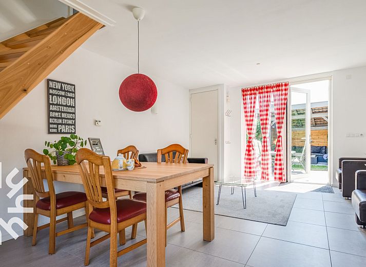 Ueberdachter Sitzbereich auf der Terrasse des Ferienhauses ZE1135 in Zoutelande, Walcheren, ideal zum Entspannen.