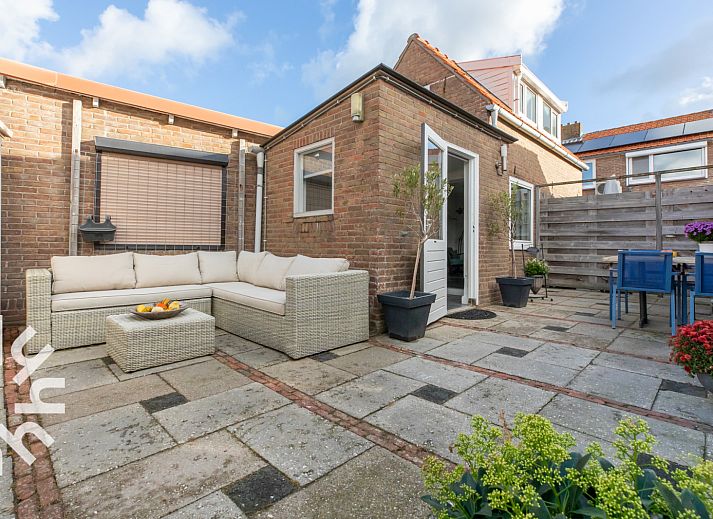 Ruim terras met bloemen bij vakantiehuis ZE1633 in Zoutelande, Walcheren, Zeeland.