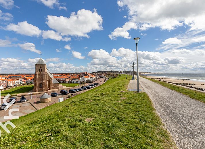 Ruim terras met bloemen bij vakantiehuis ZE1633 in Zoutelande, Walcheren, Zeeland.