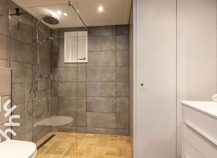 Ruim terras met bloemen bij vakantiehuis ZE1633 in Zoutelande, Walcheren, Zeeland.