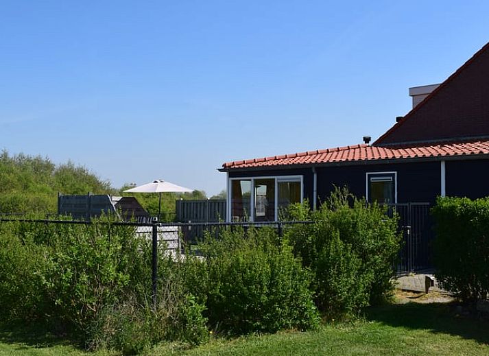 Ferienhaus in Zoutelande mit sonnigem Garten und Blick auf die Natur, gelegen in Walcheren, Zeeland.