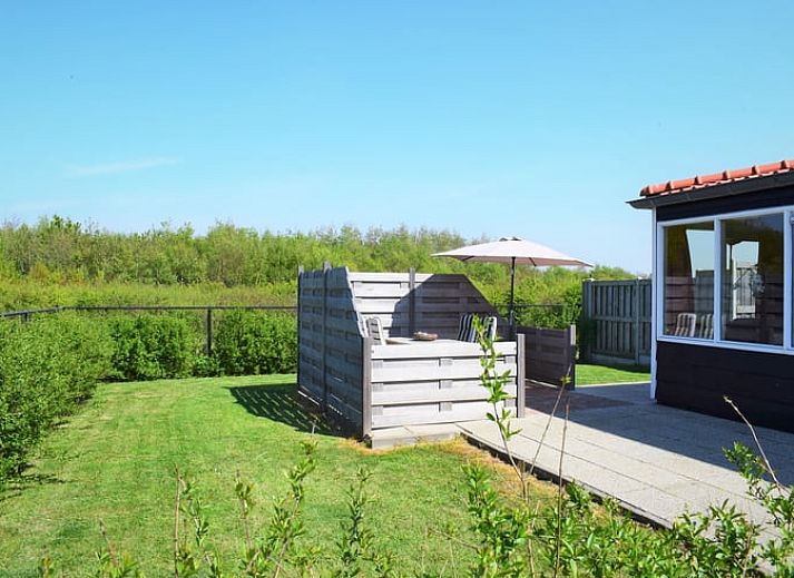 Ferienhaus in Zoutelande mit sonnigem Garten und Blick auf die Natur, gelegen in Walcheren, Zeeland.