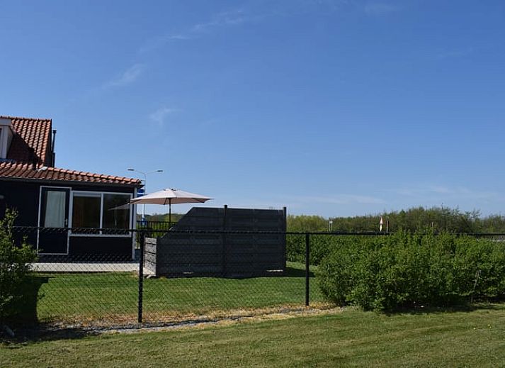 Ferienhaus in Zoutelande mit sonnigem Garten und Blick auf die Natur, gelegen in Walcheren, Zeeland.