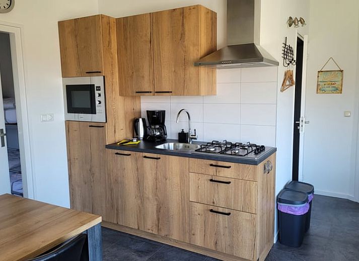 Ferienhaus in Zoutelande mit sonnigem Garten und Blick auf die Natur, gelegen in Walcheren, Zeeland.