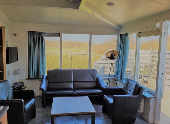 Terrasse des Ferienhauses in Zoutelande, umgeben von viel Gruen, ideal fuer Entspannung in Walcheren, Zeeland.