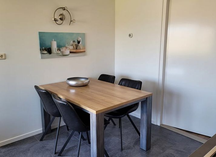 Terrasse des Ferienhauses in Zoutelande, umgeben von viel Gruen, ideal fuer Entspannung in Walcheren, Zeeland.