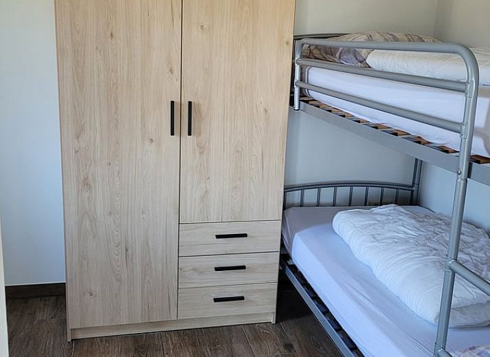 Terrasse des Ferienhauses in Zoutelande, umgeben von viel Gruen, ideal fuer Entspannung in Walcheren, Zeeland.