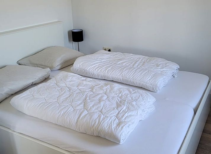 Terrasse des Ferienhauses in Zoutelande, umgeben von viel Gruen, ideal fuer Entspannung in Walcheren, Zeeland.