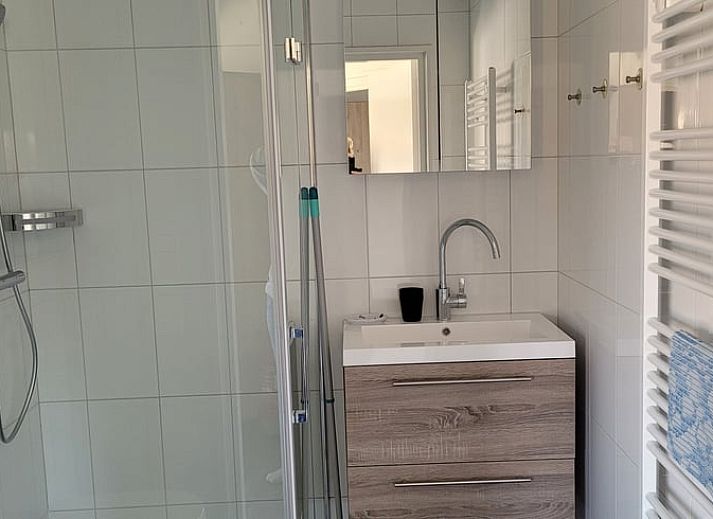 Terrasse des Ferienhauses in Zoutelande, umgeben von viel Gruen, ideal fuer Entspannung in Walcheren, Zeeland.