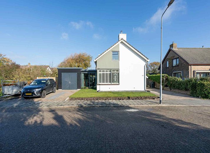 Gemuetliche Terrasse am Ferienhaus ZE1201 in Zoutelande, Walcheren, umgeben von viel Gruen.