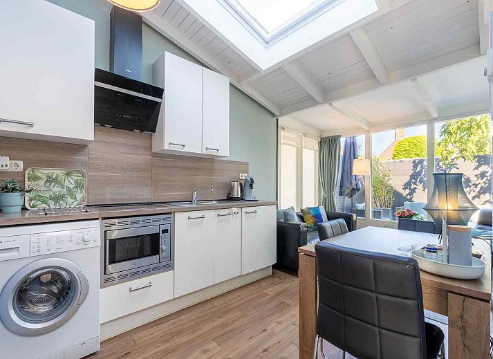 Gemuetliche Terrasse am Ferienhaus ZE1201 in Zoutelande, Walcheren, umgeben von viel Gruen.