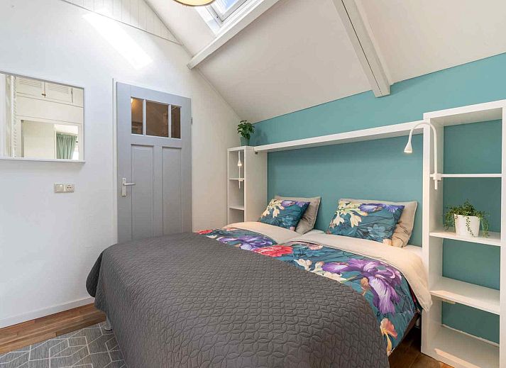 Helles Wohnzimmer des Ferienhauses ZE1201 in Zoutelande, Walcheren mit Blick auf den Garten.