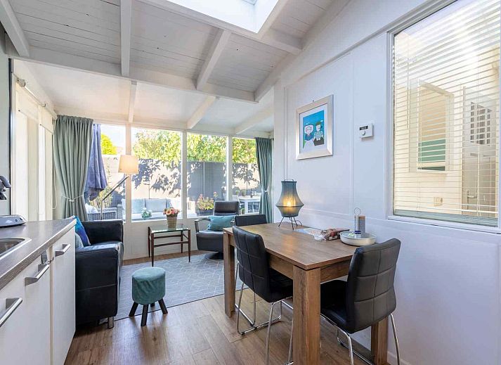 Helles Wohnzimmer des Ferienhauses ZE1201 in Zoutelande, Walcheren mit Blick auf den Garten.