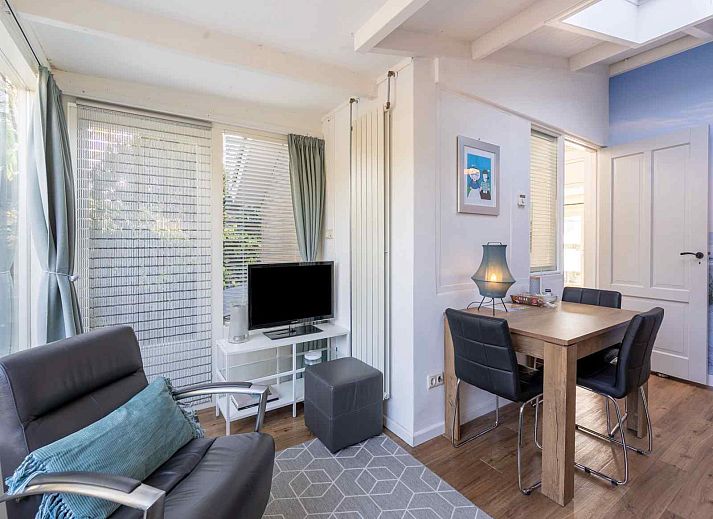 Helles Wohnzimmer des Ferienhauses ZE1201 in Zoutelande, Walcheren mit Blick auf den Garten.