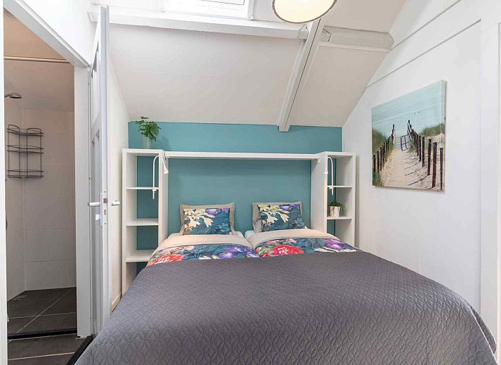 Vorderseite des Ferienhauses ZE1201 in Zoutelande, Walcheren mit Parkplatz in Zeeland.