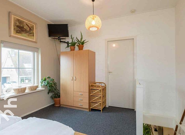 Modern bathroom in vacation home ZE1392 in Zoutelande, Walcheren.
