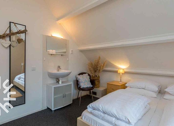 Modern bathroom in vacation home ZE1392 in Zoutelande, Walcheren.