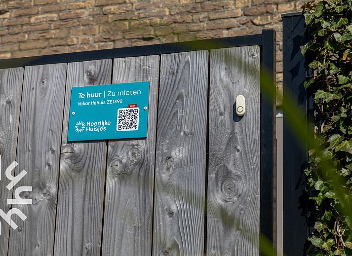 Modern bathroom in vacation home ZE1392 in Zoutelande, Walcheren.
