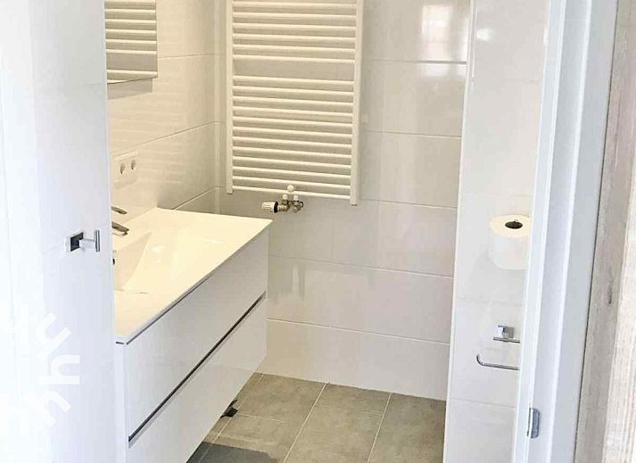 Stylish bathroom with toilet in vacation home ZE1392, Zoutelande, Walcheren.