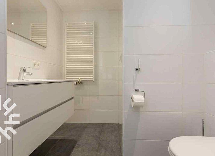 Stylish bathroom with toilet in vacation home ZE1392, Zoutelande, Walcheren.