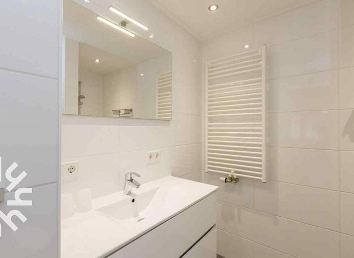 Spacious bathroom with sink in vacation home ZE1392, Zoutelande, Walcheren.