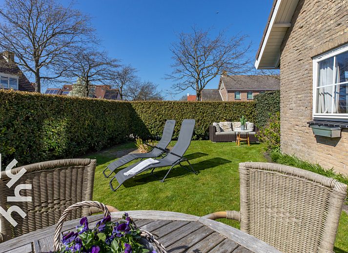 Spacious bathroom with sink in vacation home ZE1392, Zoutelande, Walcheren.