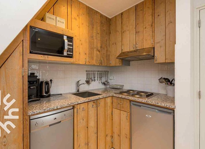 Spacious bathroom with sink in vacation home ZE1392, Zoutelande, Walcheren.