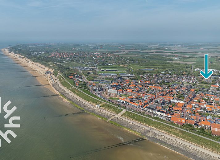 Hall with closet in vacation home ZE1392 in Zoutelande, Walcheren.
