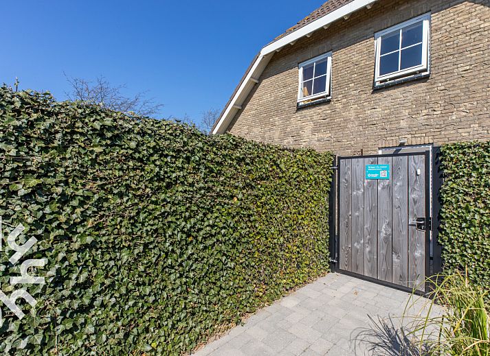 Hall with closet in vacation home ZE1392 in Zoutelande, Walcheren.