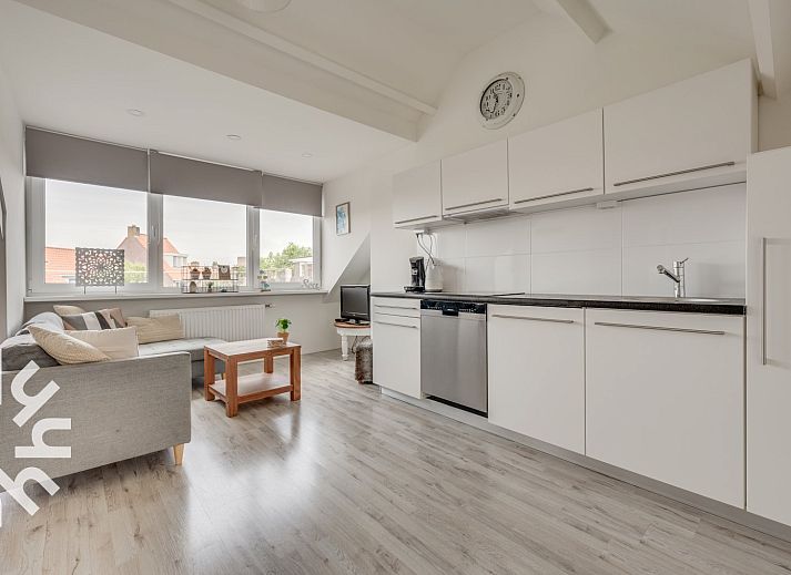 Terras van vakantiehuis ZE679 in Zoutelande, Walcheren, met zitje en uitzicht op de omgeving.