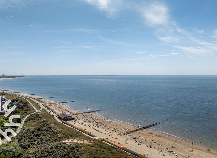 Strakke keukeninrichting van vakantiehuis ZE679 in Zoutelande, Walcheren, met moderne voorzieningen.