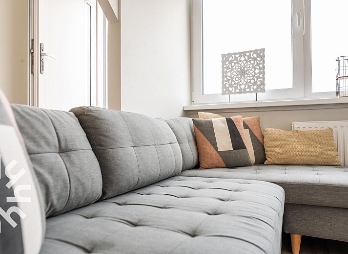 Strakke keukeninrichting van vakantiehuis ZE679 in Zoutelande, Walcheren, met moderne voorzieningen.