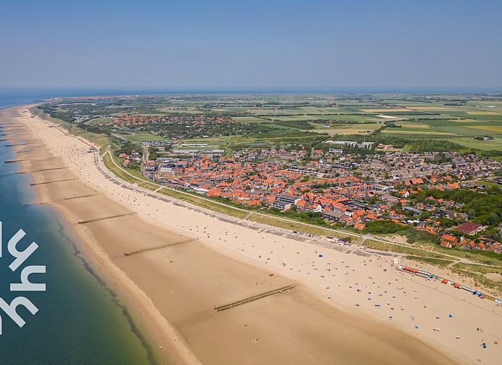 Comfortabele slaapkamer in vakantiehuis ZE679, Zoutelande, Walcheren, met groot raam en natuurlijk licht.