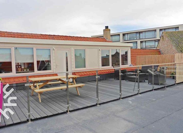 Comfortabele slaapkamer in vakantiehuis ZE679, Zoutelande, Walcheren, met groot raam en natuurlijk licht.