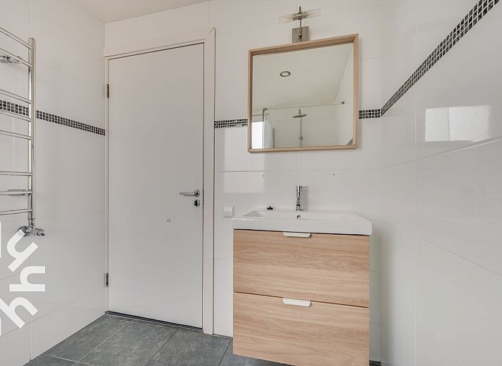 Comfortabele slaapkamer in vakantiehuis ZE679, Zoutelande, Walcheren, met groot raam en natuurlijk licht.